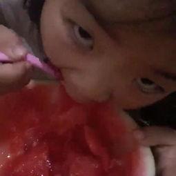 女孩低头吃瓜视频大全,盘点那些低头吃瓜的女孩萌态瞬间