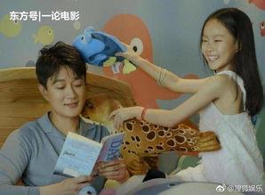 女儿和爸爸吃瓜,共享夏日吃瓜时光