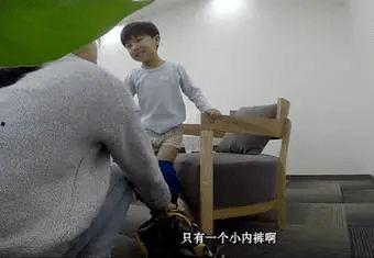 红色内裤男孩吃瓜视频,揭秘网络红人的另类魅力