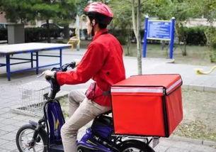 天桥外卖员吃瓜,意外成为城市风景线