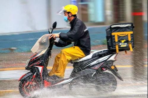 天桥外卖员吃瓜,意外成为城市风景线