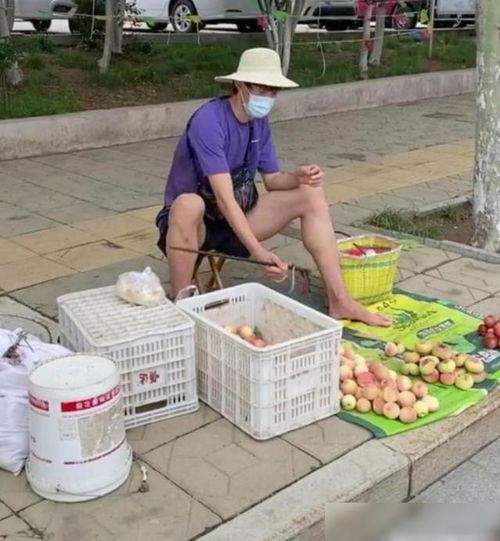 天桥外卖员吃瓜,意外成为城市风景线