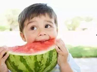 田小野与小明吃瓜,一场吃瓜盛宴的欢乐时光