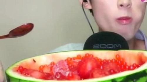 大王小王吃珍珠瓜,大王小王共享珍珠瓜美味时光