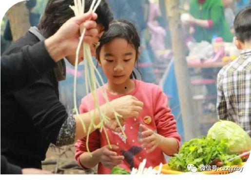 大王小王吃珍珠瓜,大王小王共享珍珠瓜美味时光