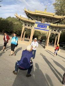 大叔在路边吃瓜,揭秘市井生活百态