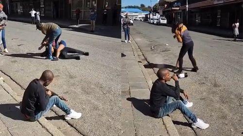 站吃瓜现场路人,路人的围观瞬间