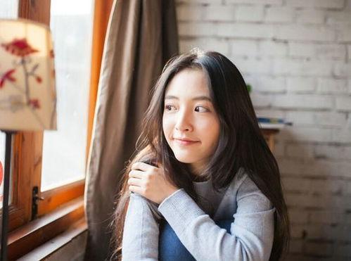 上海剑桥校花吃瓜,校园瓜香四溢，青春活力无限