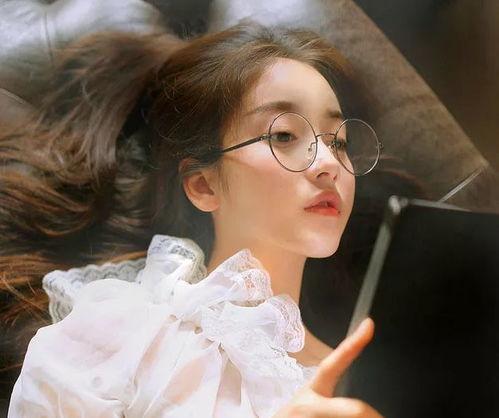 上海剑桥校花吃瓜,校园瓜香四溢，青春活力无限