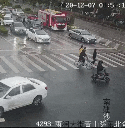 深圳交警吃瓜事件,网络舆论下的执法争议与反思