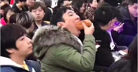 路边吃瓜名场面,揭秘路边名场面背后的故事